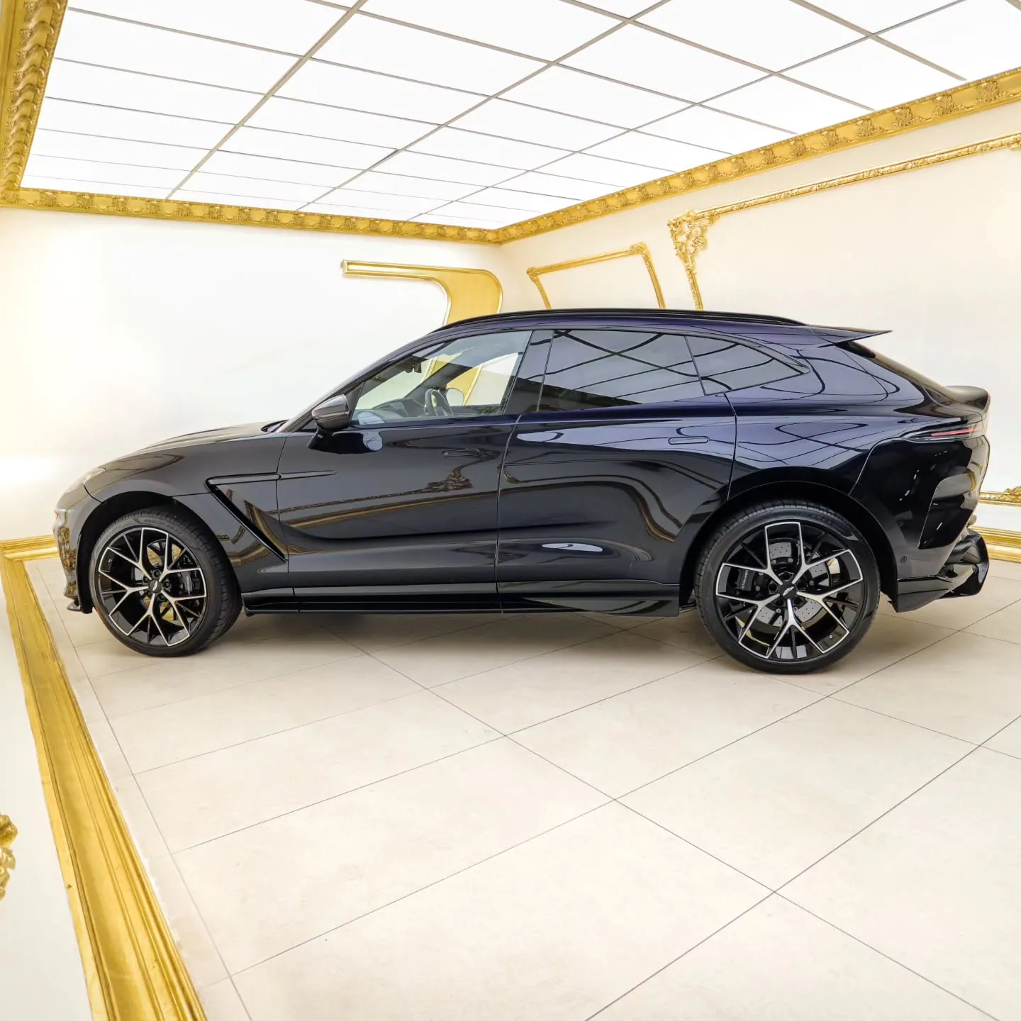 2023 DBX707